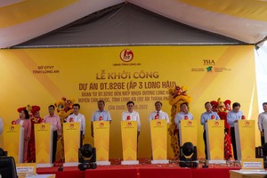 Các đại biểu thực hiện nghi thức khởi công.