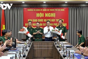 Bí thư Thành ủy Đà Nẵng và Tư lệnh Quân khu 5 tặng hoa chúc mừng 2 đồng chí vừa được bổ nhiệm vị trí công tác mới.