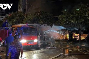 Các lực lượng tham gia chữa cháy.