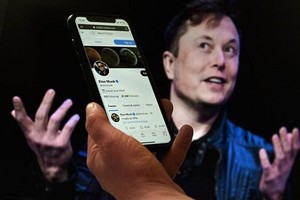 Câu chuyện giữa Twitter và CEO của Tesla trở nên căng thẳng kể từ khi ông Elon Musk thông báo “quay xe,” dừng lại việc mua lại mạng xã hội này. (Ảnh: AFP/TTXVN)