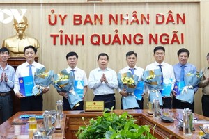 Ông Đặng Văn Minh (giữa) Chủ tịch UBND tỉnh Quảng Ngãi trao Quyết định và tặng hoa chúc mừng các cán bộ được luân chuyển, bổ nhiệm.