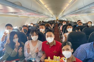 Hành khách nhận quà lưu niệm trên các chuyến bay đầu tiên Busan – Đà Nẵng và Busan – Tp.HCM.