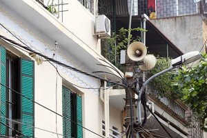 Một cụm loa trên phố Gia Ngư, phường Hàng Bạc. (Ảnh: Anh Tuấn/TTXVN).