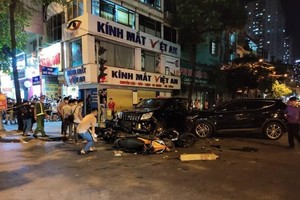 Hiện trường vụ tại nạn liên hoàn tại phố Ngô Thì Nhậm (Quang Trung, Hà Đông). (Ảnh: TTXVN phát)