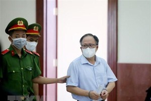 Bị cáo Tất Thành Cang được dẫn giải tới tòa ngày 5/5. (Ảnh: Thành Chung/TTXVN).