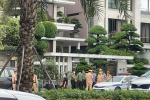 Các lực lượng chức năng khám xét nhà ông Phạm Hồng Hà chiều 14/5/2022. (Nguồn: laodong.vn).