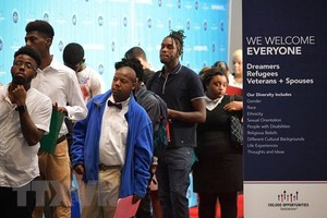 Người tìm việc xếp hàng chờ đăng ký tại trung tâm việc làm ở Washington DC., Mỹ. (Ảnh: AFP/TTXVN).