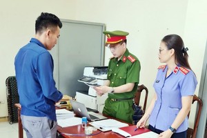 Cơ quan CSĐT Công an Hà Tĩnh vừa ra quyết định khởi tố vụ án, khởi tố bị can đối với Trần Đình Dũng (SN 1985, trú tại phường Kỳ Thịnh, TX. Kỳ Anh, Hà Tĩnh) về tội trốn thuế. Ảnh H.X