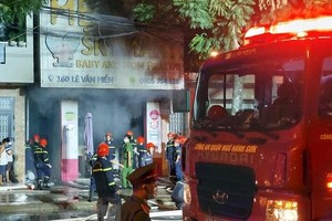 Các lực lượng chữa cháy đang khống chế dập lửa. (Ảnh: TTXVN phát)