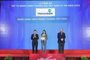 Bà Phan Thị Thanh Tâm, Phó trưởng VPĐD Vietcombank tại khu vực phía Nam, đại diện Vietcombank (đứng giữa ) nhận vinh danh Top 10 ngân hàng thương mại uy tín năm 2022 từ Ban tổ chức chương trình.