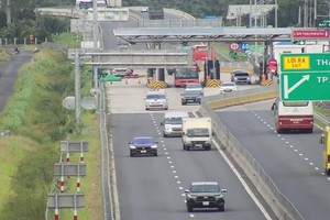 Các phương tiện lưu thông trên cao tốc Trung Lương - Mỹ Thuận.