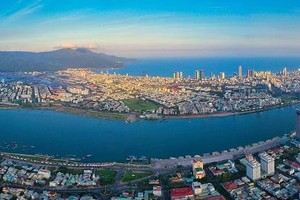 TP. Đà Nẵng đang quyết liệt triển khai công tác xây dựng Quy hoạch TP. Đà Nẵng thời kỳ 2021 - 2030, tầm nhìn đến năm 2050 với những định hướng lớn về phát triển hạ tầng, dịch vụ logistics. Ảnh Huỳnh Văn Truyền.