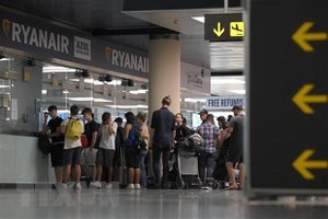 Hành khách chờ đổi vé của Hãng hàng không Ryanair ở sân bay El Prat, Tây Ban Nha do cuộc đình công của nhân viên hàng không châu Âu, ngày 30/6/2022. (Ảnh: AFP/TTXVN)