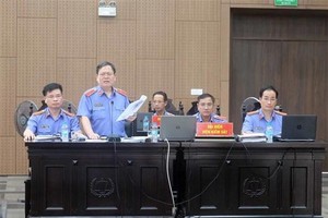 Kiểm sát viên cao cấp Nguyễn Minh Đồng tham gia đối đáp tại phiên tòa, sáng 24/8/2022. (Ảnh: Kim Anh/TTXVN).