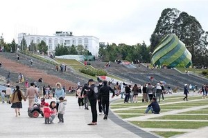 Du khách tại khu vực quảng trường trung tâm thành phố Đà Lạt, Lâm Đồng. (Ảnh: Nguyễn Dũng/TTXVN)