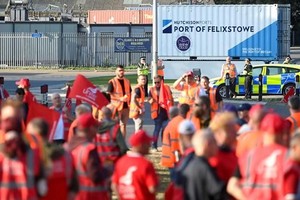 Công nhân cảng Felixstowe tiến hành cuộc đình công. (Ảnh: Reuters).