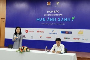 Tiễn sỹ Ngô Phương Lan chia sẻ tại cuộc Họp báo thông tin về Chương trình Trao giải cuộc thi Phim ngắn "Màn Ảnh Xanh". Ảnh: Thu Lê.