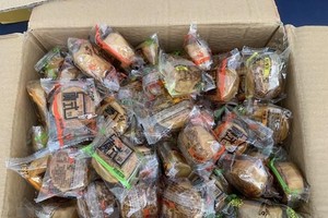 Bánh trung thu không rõ nguồn gốc xuất xứ bị lực lượng chức năng thu giữ. (Ảnh: TTXVN phát).