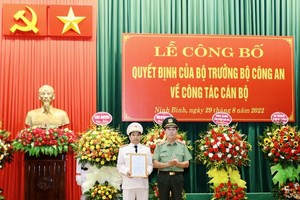 Thượng tướng Trần Quốc Tỏ, UVT.Ư Đảng, Thứ trưởng Bộ Công an trao quyết định bổ nhiệm Giám đốc Công an tỉnh Ninh Bình cho Đại tá Đặng Trọng Cường. (Ảnh: Kiều Ân, Đức Lam).