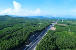 Sắp khánh thành cao tốc Vân Đồn – Móng Cái có hệ thống chiếu sáng hiện đại nhất Việt Nam