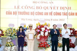 Lãnh đạo tỉnh Quảng Ninh tặng hoa chúc mừng Đại tá Đinh Văn Nơi. (Ảnh: TTXVN phát).