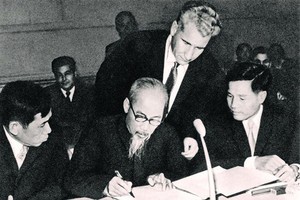 Chủ tịch Hồ Chí Minh ký tuyên bố chung tại Hội nghị 81 Đảng Cộng sản và Công nhân quốc tế họp ở Mátxcơva, tháng 11/1960. Ảnh: Tư liệu.