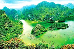 Tràng An thơ mộng hữu tình, có sức hút lớn với du khách trong nước và quốc tế.