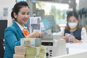 Không chỉ các doanh nghiệp, ngân hàng cũng "ngóng" room tín dụng mới.