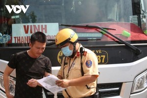Lực lượng CSGT tăng cường kiểm tra xe khách phát hiện vi phạm.
