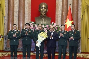 Chủ tịch nước Nguyễn Xuân Phúc và lãnh đạo Bộ Quốc phòng chúc mừng Thượng tướng Phùng Sĩ Tấn. (Ảnh: Thống Nhất/TTXVN).