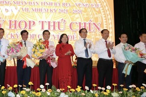 HĐND tỉnh Bà Rịa - Vũng Tàu chức mừng các cá nhân nhận nhiệm vụ mới (ảnh: Lưu Sơn)
