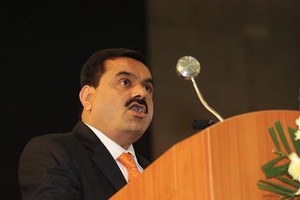Chủ tịch tập đoàn Adani, ông Gautam Adani, phát biểu tại Hội nghị thượng đỉnh toàn cầu Vibrant Gujarat lần thứ 5 ở Gandhinagar (Ấn Độ), ngày 13/1/2010. (Ảnh: AFP/ TTXVN)