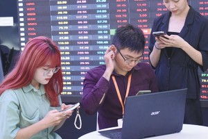 Trong 2 tuần qua, dòng tiền luân chuyển rất nhanh giữa các nhóm cổ phiếu phân bón, thép, dầu khí, thủy sản… Ảnh: Dũng Minh.