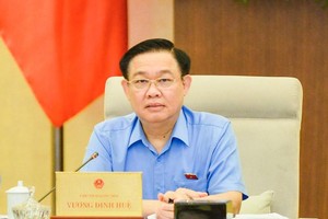 Chủ tịch Quốc hội Vương Đình Huệ phát biểu tại phiên họp..