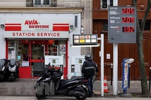 Một trạm bán xăng dầu tại Paris, Pháp. (Ảnh: AFP/TTXVN)