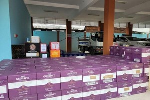 Công an Long An tạm giữ hàng ngàn chai rượu ngoại nhập lậu.