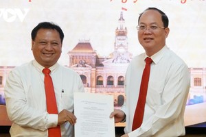 Phó Bí thư Thành uỷ TPHCM Nguyễn Hồ Hải trao quyết định cho ông Trần Phi Long (ảnh: N.V)