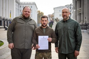 Tổng thống Ukraine Zelensky (giữa) và Chủ tịch Quốc hội, Thủ tướng nước này. Ảnh: Văn phòng Tổng thống Ukraine.