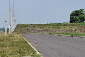 Một tuyến đường nội bộ trong khu công nghiệp tại Bà Rịa-Vũng Tàu bị vướng bồi thường, giải phóng mặt bằng nên không thể thi công. (Ảnh minh họa. Hoàng Nhị/TTXVN)