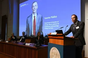Lễ công bố người chiến thắng giải Nobel Y sinh 2022 cho nhà khoa học người Thụy Điển Svente Paabo (Ảnh: AFP).