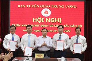 Thay mặt lãnh đạo Ban Tuyên giáo Trung ương, đồng chí Lại Xuân Môn, Uỷ viên Trung ương Đảng, Bí thư Đảng ủy cơ quan, Phó Trưởng ban Thuờng trực Ban Tuyên giáo Trung ương đã trao quyết định bổ nhiệm đối với đồng chí Tống Văn Thanh, Hoàng Thanh Hải, Lê Đức Cảnh; bổ nhiệm lại đối với đồng chí Lê Huy Nam. (Ảnh: TA)