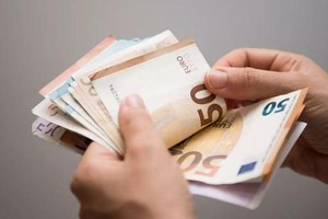 Chi phí năng lượng và thực phẩm tăng cao là những yếu tố thúc đẩy lạm phát leo thang kỷ lục ở châu Âu. Ảnh: AP