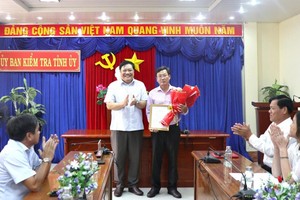 Ông Hồ Văn Chung nhận hoa chúc mừng từ ông Phạm Thành Ngoại, Phó Bí thư Tỉnh ủy Cà Mau,