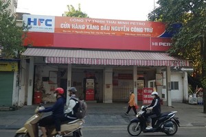 Bộ Công thương quyết định thành lập Hội đồng thẩm định dự thảo kết luận thanh tra việc chấp hành quy định pháp luật kinh doanh xăng dầu của các thương nhân đầu mối. (Ảnh: Một cửa hàng bán lẻ sáng 11/10 vẫn ngừng kinh doanh).