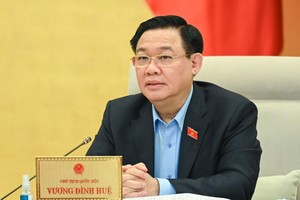 Chủ tịch Quốc hội Vương Đình Huệ phát biểu tại phiên họp.