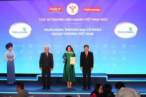 Đại diện Vietcombank, bà Phùng Nguyễn Hải Yến – Phó Tổng giám đốc nhận biểu trưng “Thương hiệu Mạnh Việt Nam năm 2022” từ Ban tổ chức chương trình.