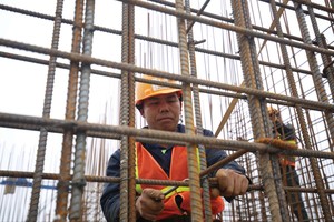 Doanh nghiệp xây dựng, vật liệu xây dựng đang chịu nhiều khó khăn.