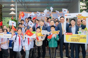 Ban lãnh đạo KBS chụp ảnh cùng học sinh trường Lạc Sĩ.