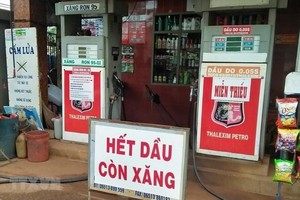 Một cửa hàng xăng dầu vẫn treo bảng hết xăng dầu. (Ảnh: TTXVN)