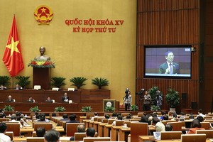 Quốc hội thảo luận tại hội trường về các vấn đề kinh tế, xã hội, ngân sách. Ảnh: Đức Thanh.